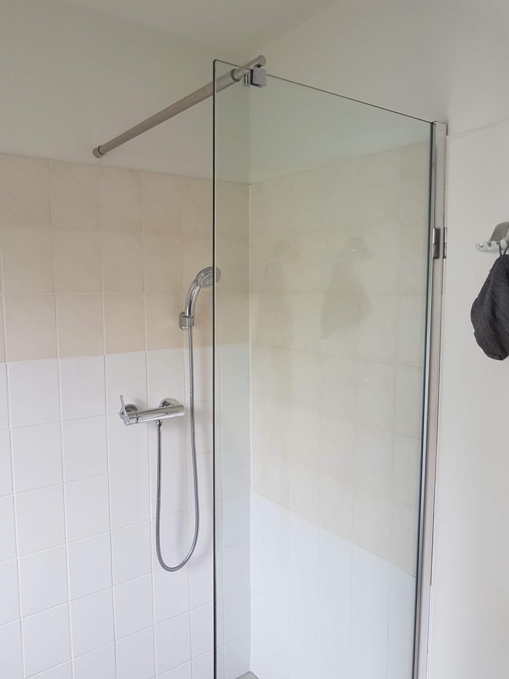 Modernisiertes Bad mit Sanitaerobjekten und Dusche