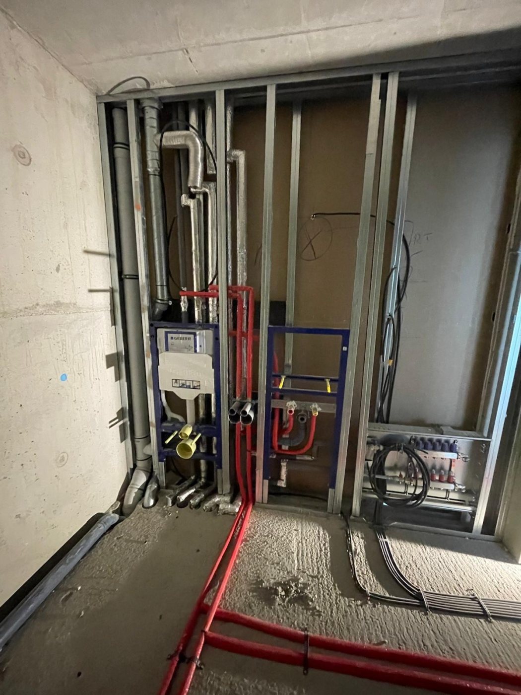 Sanitaer-Rohinstallation mit Wasserleitungen und Vorwandanschluessen